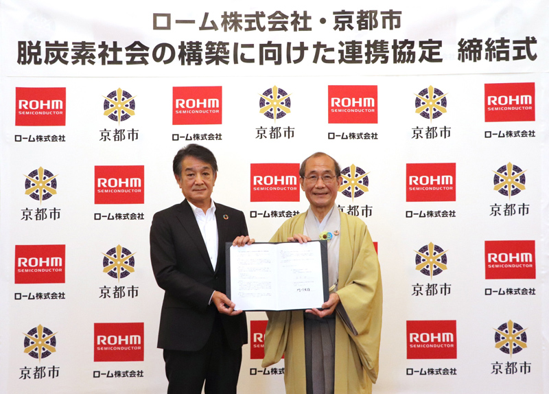 締結式の様子京都市　 門川大作 市長（右）ローム株式会社 代表取締役社長 松本功（左）