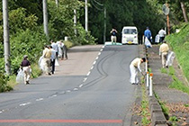 工場前の沿道清掃活動
