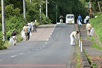 工場前の沿道清掃活動