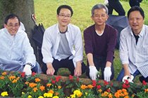 町内会の花植え活動に参加