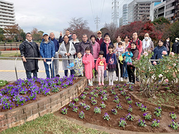 YTC、ラピスセミコンダクタ―合同：花植えボランティア活動に参加