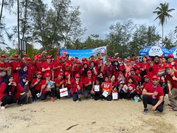 RWEM（マレーシア）海岸清掃活動に参加