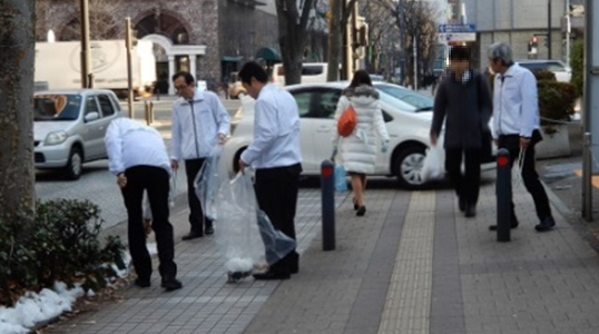 会社近辺の清掃活動を実施