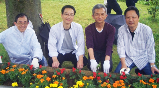 町内会の花植え活動に参加
