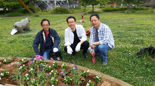 町内会の花植え活動に参加