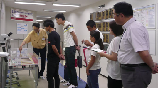 地域の小中学生とその家族を対象にした工場見学の受け入れ