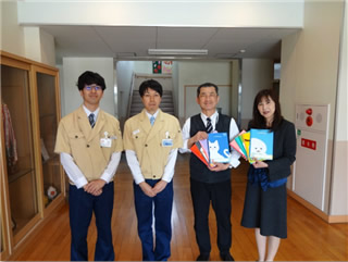 地域の子どもたちにノートを寄贈