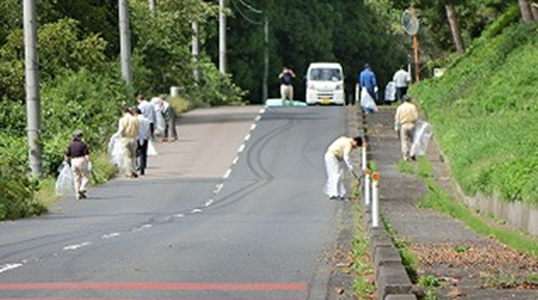 工場前の沿道清掃活動