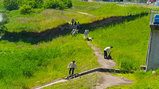 会社周辺の河川清掃活動