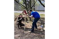 工場敷地内での植樹活動
