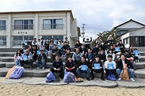 海岸清掃を実施