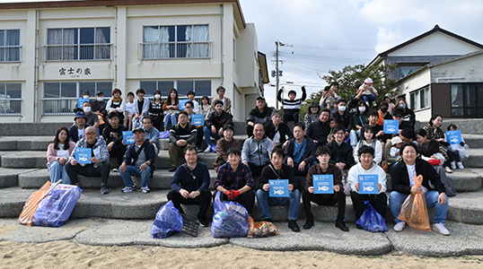 海岸清掃を実施