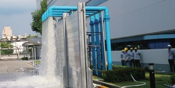 タイの生産拠点におけるBCP訓練の様子(止水壁の組み立てと排水ポンプの起動訓練)