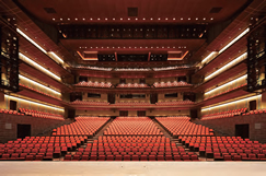 世界的なオペラ、バレエなどの総合舞台芸術が公演可能な2,005席の「メインホール」