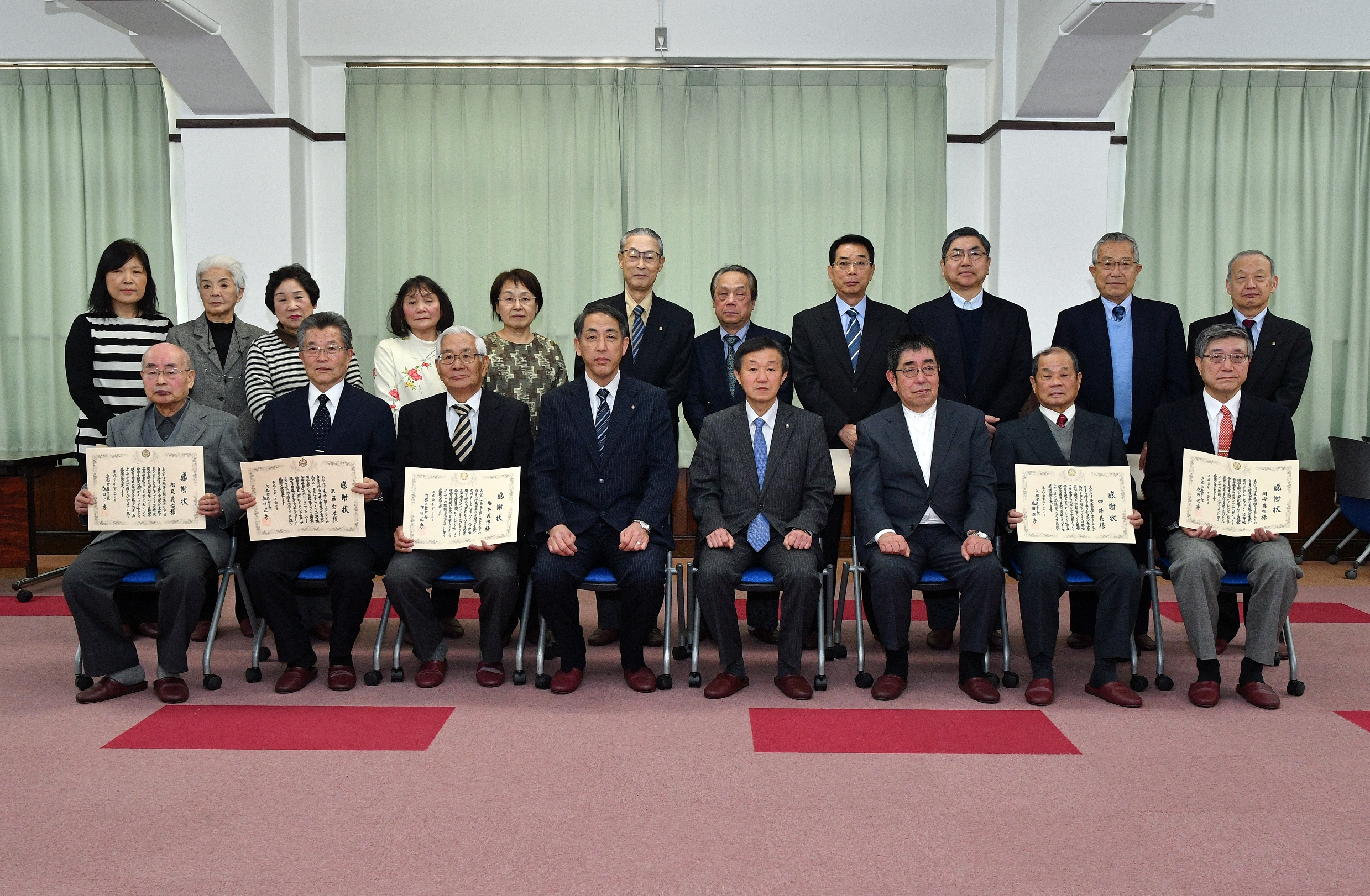 受賞者集合写真（後列右から4番目　岩本繁 氏）