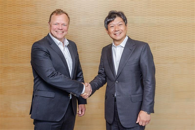 シェフラーAG E-Mobility Division CEO Thomas Stierle(左) ローム株式会社 取締役 常務執行役員 伊野和英