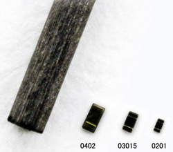 抵抗器：0.5mmのシャープペンシルの芯と比較